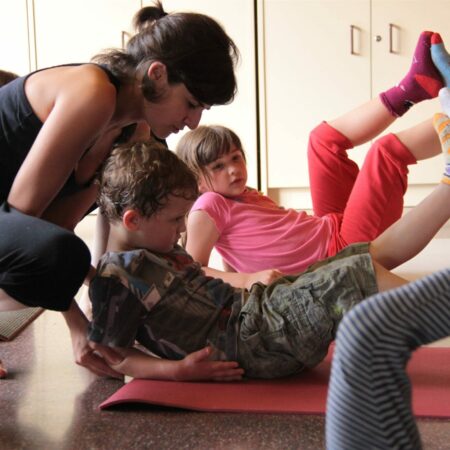 Ioga per nens i nenes a l’aula. Formació online dirigida a escoles.